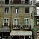 (2001-07) Lissabon 0118 - Klassisches Haeuserbild mit Kacheln an der Fassade
