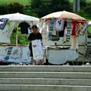 (2001-07) Lissabon 0828 - Avenida Novas - Textilstaende am Jardim Amália Rodrigues