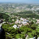 (2001-07) Lissabon 0927 Sintra - Blick vom Castelo dos Mouros auf den Koenigspalast