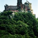 (2001-07) Lissabon 0928 Sintra - Blick vom Castelo dos Mouros auf den Palácio Nacional da Pena