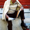 (2001-07) Lissabon 1023 - Lesepause vor der U-Bahn-Station Chiado