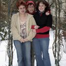 (2006-03) Hof 672 Ziel - Foto mit drei Schwestern