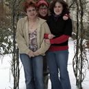 (2006-03) Hof 673 Ziel - Foto mit drei Schwestern