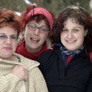 (2006-03) Hof 677 Ziel - Foto mit drei Schwestern