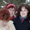 (2006-03) Hof 679 Ziel - Foto mit drei Schwestern