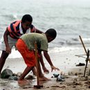 (2007-08) RUG HK 0050 Kids am Strand