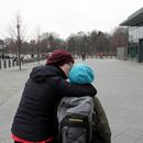 (2012-03) 3025 Berlin - Kind wird geknutscht