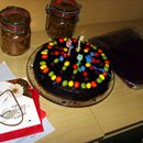 (2013-10) 7699 Hexengeburtstag mit Kalender und Kuchen
