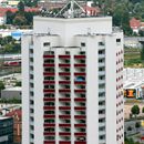 (2016-08-20) HK 7493 - Blick vom Panorama-Tower zum Wintergarten-Hochhaus