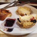 (2019-10) Irland HK 13591 1 - Rosinenscones mit Jam