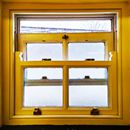 (2019-10) Irland HK 23786 1 - Herrentoilettenfenster in Bunratty Castle