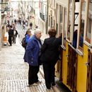 (2023-03) Lissabon 1386 - Am Ascensor da Bica - kleine Plauderei