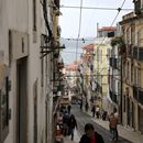 (2023-03) Lissabon 1393 - Am Ascensor da Bica - Begegnung an der Ausweichstelle