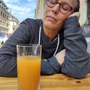 (2023-08-23) - 0300 - Markkleeberg - Hexie genießt Mangosaft