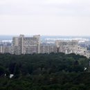 (2024-05-25) - 3920 - Grunewald - Teufelsberg mit Abhörstation; Blick zur Angerburger Allee mit Hochhausanlage