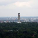 (2024-05-25) - 3921 - Grunewald - Teufelsberg mit Abhörstation; Blick zum Glockenturm